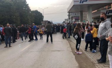 Prindërit e nxënësit protestojnë në Kamenicë kundër reformave në arsim, tensionohet situata