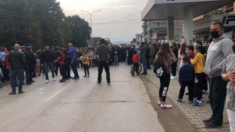 Prindërit e nxënësit protestojnë në Kamenicë kundër reformave në arsim, tensionohet situata