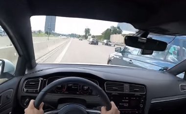 Ai ishte duke vozitur një Golf në autostradë me 245 km/orë, dhe më pas një veturë hyri në krahun e tij