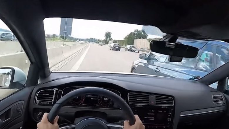 Ai ishte duke vozitur një Golf në autostradë me 245 km/orë, dhe më pas një veturë hyri në krahun e tij