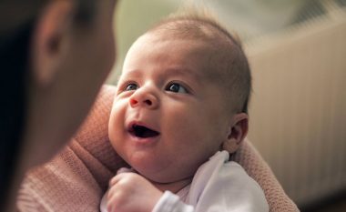 Shkencëtarët u kanë dhënë përgjigje përfundimtare prindërve: Përse bebet na buzëqeshin