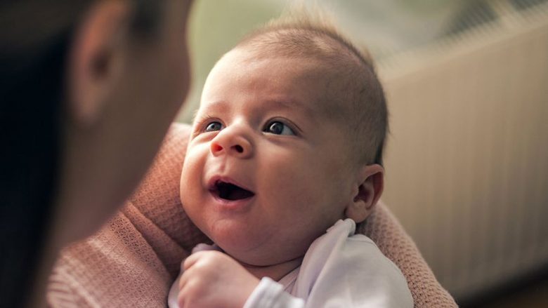 Shkencëtarët u kanë dhënë përgjigje përfundimtare prindërve: Përse bebet na buzëqeshin