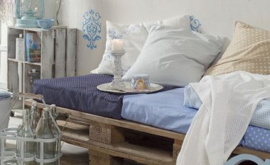 Ideja për dhomën e ditës: Si të rregulloni një divan nga paletat prej druri për gjysmë ore