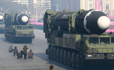 Koreja e Veriut demonstron një raketë të re balistike