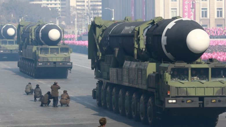 Koreja e Veriut demonstron një raketë të re balistike