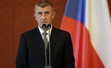Kryeministri çek thotë se do ta shkarkojë ministrin e shëndetësisë, pasi ky i fundit vizitoi një restorant në mes të rregullave parandaluese