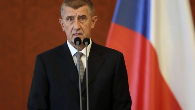 Kryeministri çek thotë se do ta shkarkojë ministrin e shëndetësisë, pasi ky i fundit vizitoi një restorant në mes të rregullave parandaluese