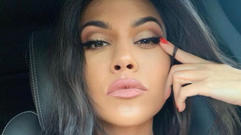 Kourtney Kardashian tregon sekretin e saj për qerpikë të gjatë