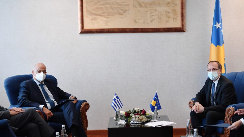 Hoti dhe ministri grek flasin për ndihmën e Greqisë në rrugëtimin euro-atlantik të Kosovës