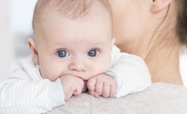 Kur dhe pse bebet ndryshojnë ngjyrën e syve