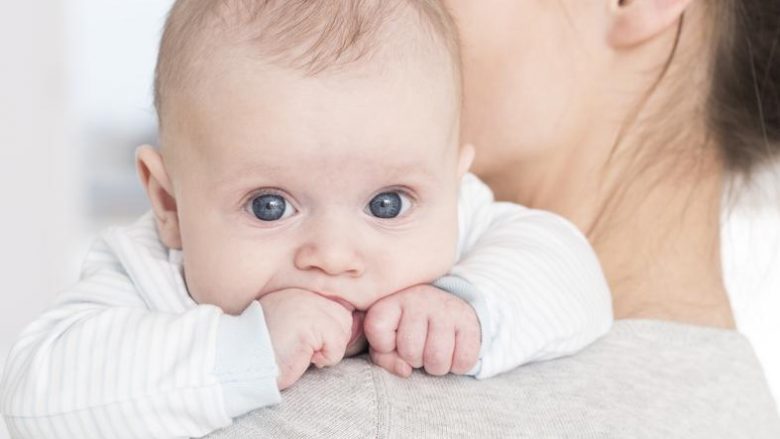 Kur dhe pse bebet ndryshojnë ngjyrën e syve