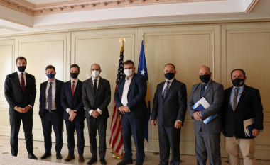 ​Ministri Kuçi takim me delegacionin amerikan, diskutojnë për fizibilitetin e Ujmanit