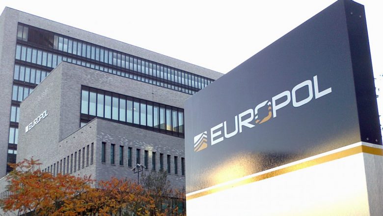 Europoli publikoi emrat e 18 personave më të kërkuar në Evropë, në mesin e tyre edhe një nga Kosova