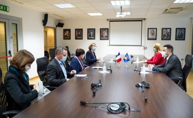Selimi takohet me ambasadoren e Francës, i thotë se Kosova meriton liberalizimin e vizave