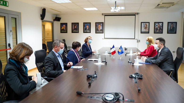 Selimi takohet me ambasadoren e Francës, i thotë se Kosova meriton liberalizimin e vizave