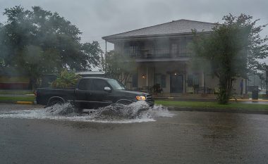 Uragani Delta shkatërroi shumë shtëpi dhe la qindra mijëra amerikanë pa energji elektrike