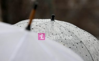 Pas temperaturave të larta Shkupi kaplohet nga rreshjet e fuqishme të shiut