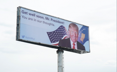 Në Kosovë i urohet shërim presidentit Donald Trump, këshilltari i Pacollit i vendosë billbordin afër aeroportit