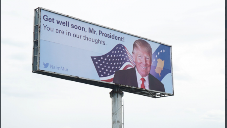 Në Kosovë i urohet shërim presidentit Donald Trump, këshilltari i Pacollit i vendosë billbordin afër aeroportit