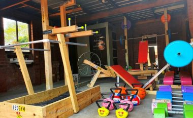 Australiani ndërton një palestër në garazhin e tij, me pajisje të përdorura dhe me mjete me çmim të volitshëm