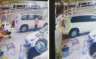 Një burrë i shpëton më të keqes për pak sekonda – pamje të një aksidenti në një autolarje në Arabinë Saudite