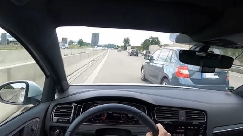 Edhe pse frikësuese, dëmet ishin shumë të vogla – momenti i përplasjes së një VW Golf GTI me një Škoda Rapid, në autostradë