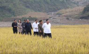 Kim i Koresë së Veriut bën një turne në rajonin e goditur nga përmbytjet, motra e tij rishfaqet në publik