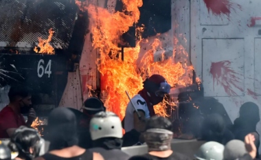 Protestat në Kili kthehen në dhunë – policia përdor gaz lotsjellës, një kishë përfshihet nga zjarri