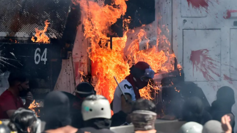 Protestat në Kili kthehen në dhunë – policia përdor gaz lotsjellës, një kishë përfshihet nga zjarri