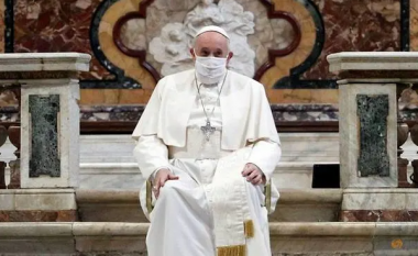 ​Papa Françesku për herë të parë mban maskë në publik