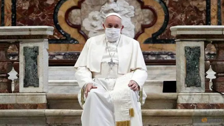 ​Papa Françesku për herë të parë mban maskë në publik
