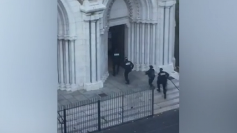 Sulmi me thikë, momenti kur policia futet në katedralen në Nice të Francës