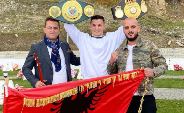 Haxhi Krasniqi dhe Gold AG fotografohen me flamurin shqiptar gjatë vizitës në Koshare
