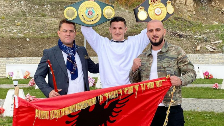 Haxhi Krasniqi dhe Gold AG fotografohen me flamurin shqiptar gjatë vizitës në Koshare