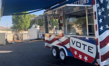 Kalifornianët votojnë në qendra të veçanta – kamionë special për votim
