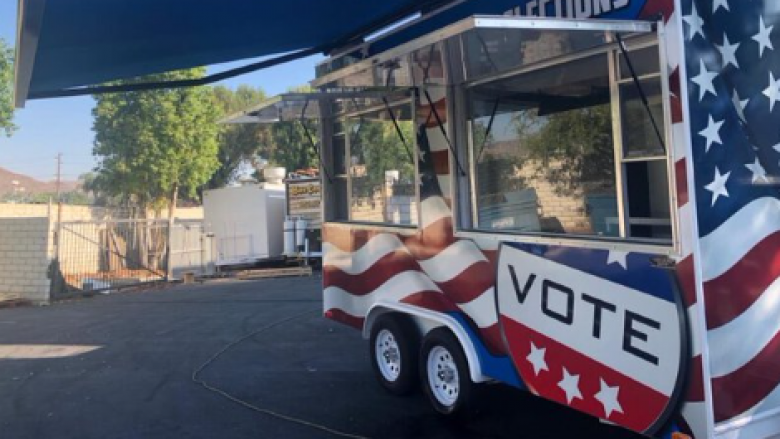 Kalifornianët votojnë në qendra të veçanta – kamionë special për votim