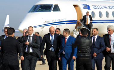Aeroplani që barte ministrin e jashtëm grek, nuk iu lejua të shkelte hapësirën ajrore turke