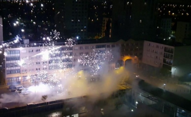 Stacioni policor afër Parisit sulmohet me fishekzjarre