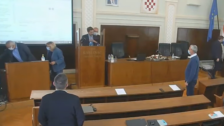 Një asambleist i qytetit Karlovac nuk kishte maskë, anëtarët e tjerë ia ndërprenë fjalimin