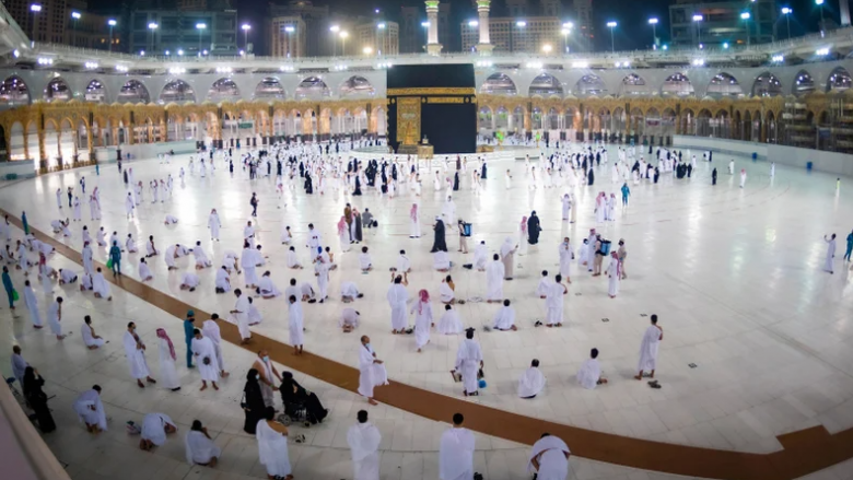 Pas shtatë muajsh shkaku i pandemisë, besimtarët u lejuan të falen së bashku në Mekë
