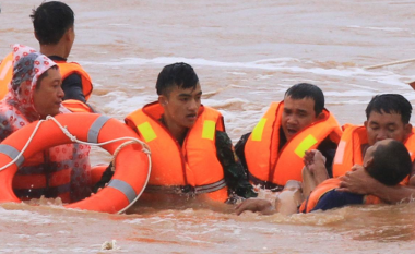Përmbytjet mbytën 17 persona në Vietnam, një stuhi tjetër pritet së shpejti
