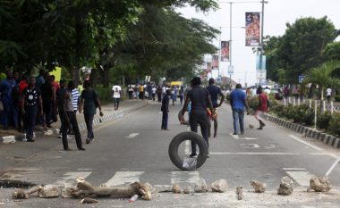Policia nigeriane hap zjarr mbi protestuesit që kundërshtojnë brutalitetin e policisë
