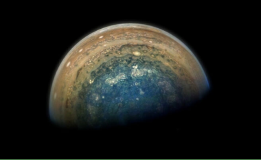 NASA zbulon rrezet e ndritshme të dritës në Jupiter