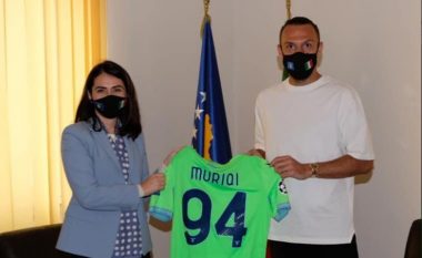 Vedat Muriqi vizitë në Ambasadën e Kosovës në Itali, dhuron fanellën që luajti në Ligën e Kampionëve
