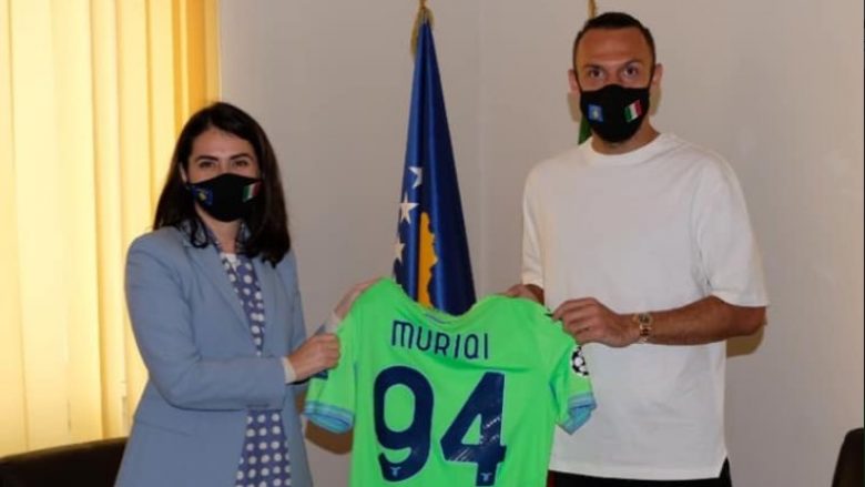 Vedat Muriqi vizitë në Ambasadën e Kosovës në Itali, dhuron fanellën që luajti në Ligën e Kampionëve