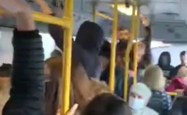 Autobusët e mbushur me udhëtarë në Prishtinë, nuk respektohen masat antiCOVID-19