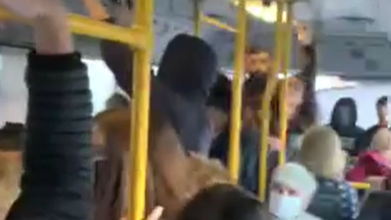 Autobusët e mbushur me udhëtarë në Prishtinë, nuk respektohen masat antiCOVID-19