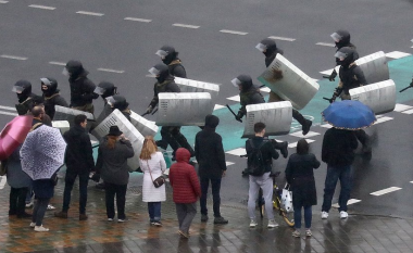 Po vazhdojnë protestat në Bjellorusi, policia arreston dhjetëra protestues