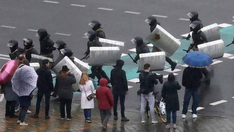 Po vazhdojnë protestat në Bjellorusi, policia arreston dhjetëra protestues