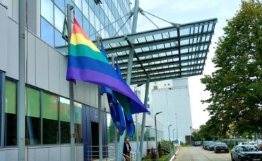 Hoti në “Javën e Krenarisë”: Në të gjitha ndërtesat qeveritare janë vendosur flamuj shumëngjyrësh, në mbështetje të barazisë dhe mosdiskriminimit